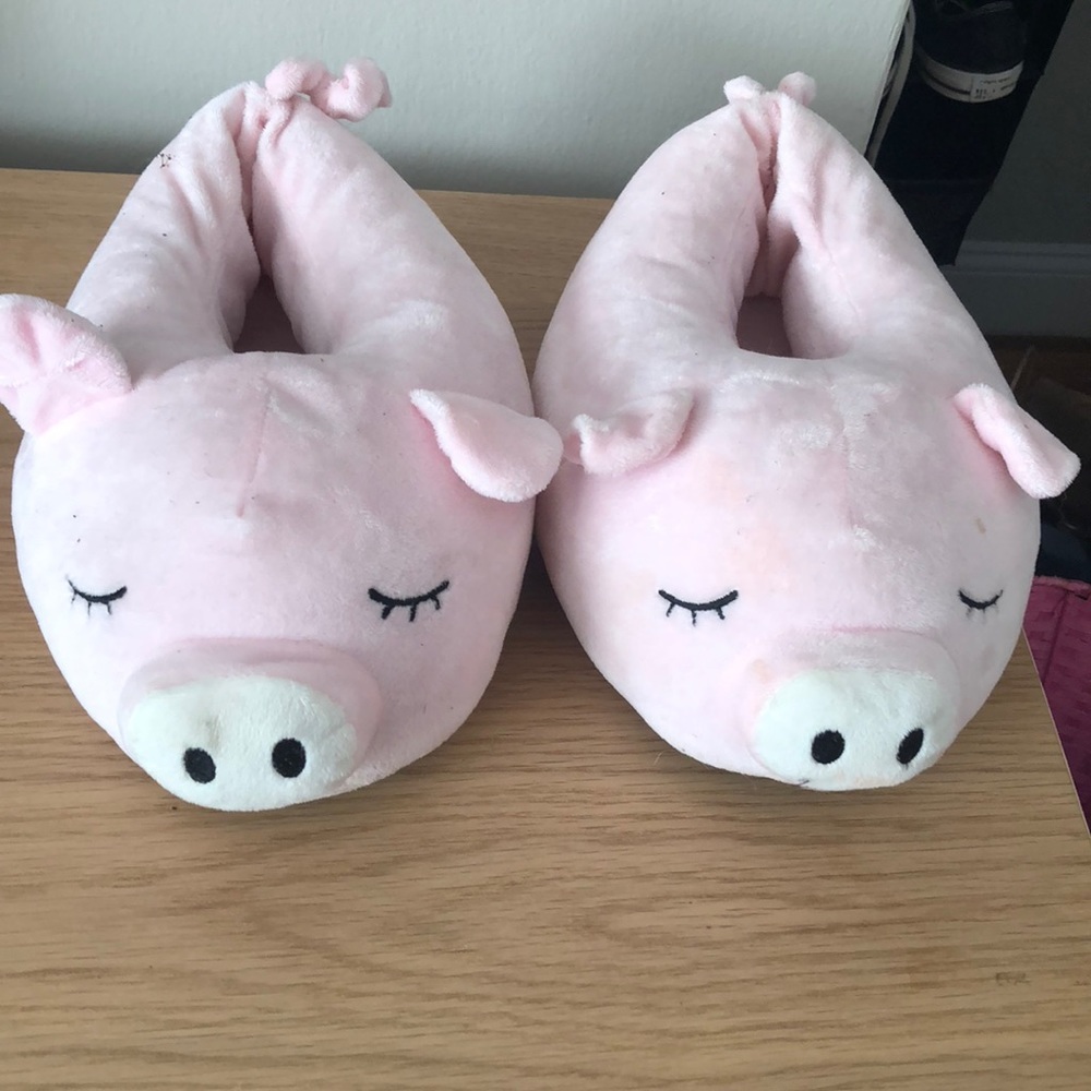 ADORABLE PIG SLIPPERS